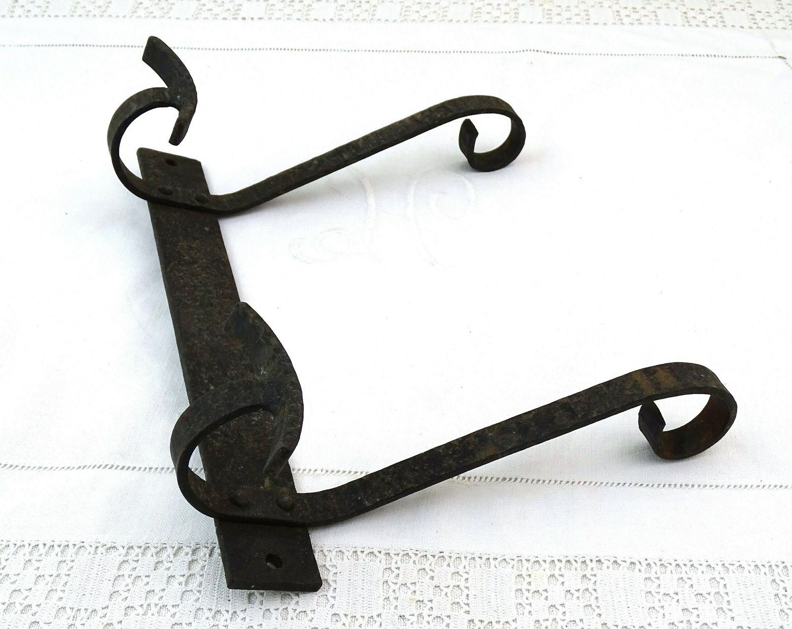 Vintage Franse Gesmeed Metalen Kapstok Voor Wandmontage Met 2 Haken En Gestructureerd Oppervlak, Retro Kledingopberger Uit Frankrijk, Smeedwerk photo for sale