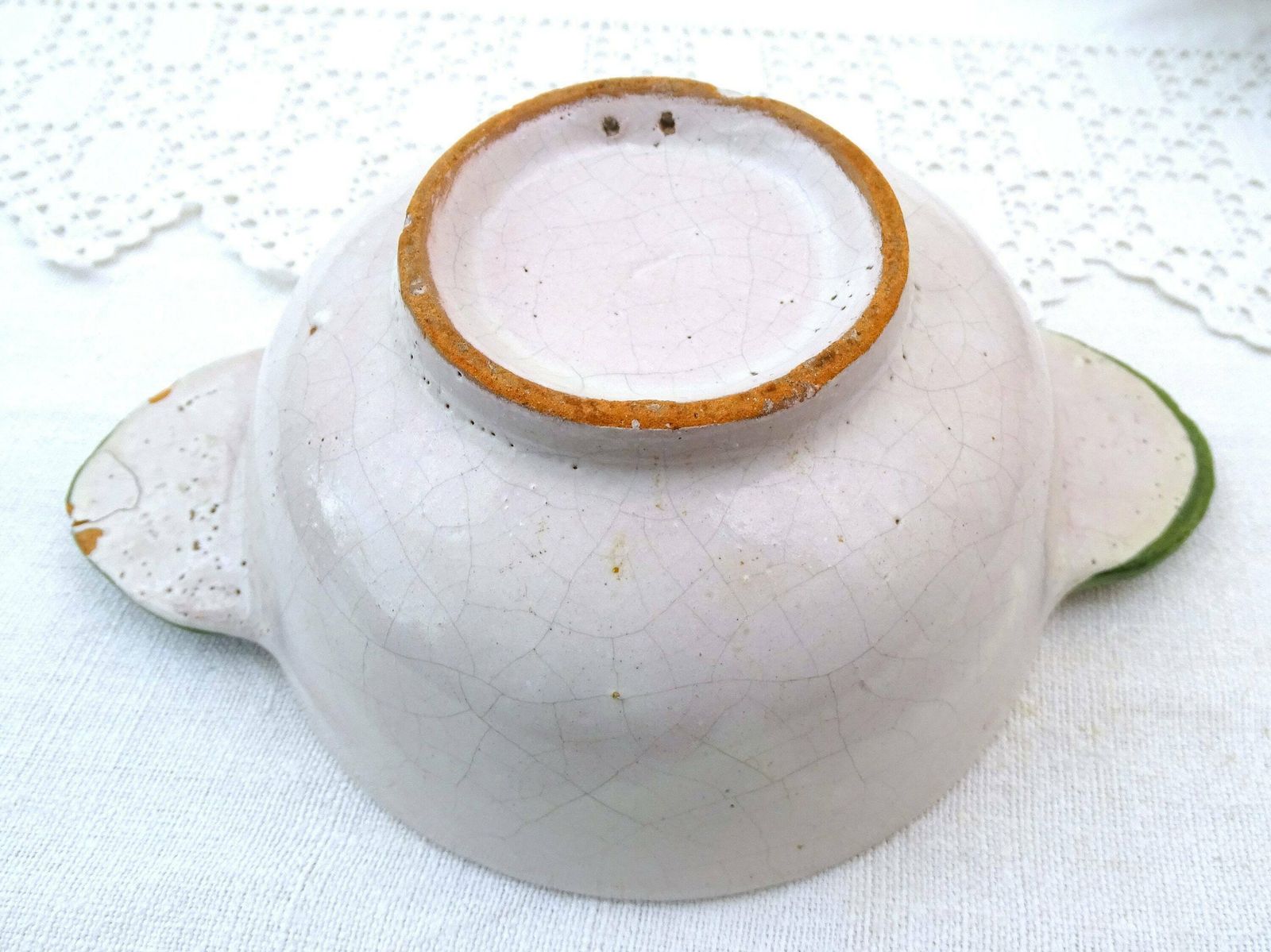 Stel Van 2 Antieke Franse Decoratieve Handgeschilderde Keramische Koffiekommen Met Oren En Ophangogen, Vintage Volkse Aardewerkkommen photo vinterior