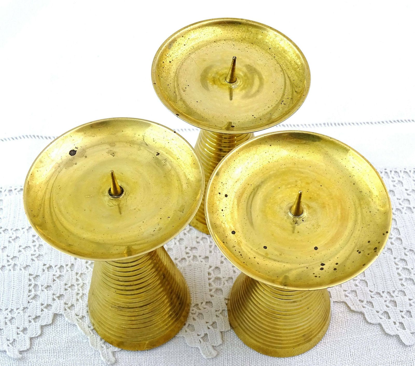 Set Of 3 Vintage Brass Mid Century Modern Conical Candle Sticks, Retro Scandinavian Style Metal Cone Shaped Candle Holders, 1960s Lighting photo vinterior