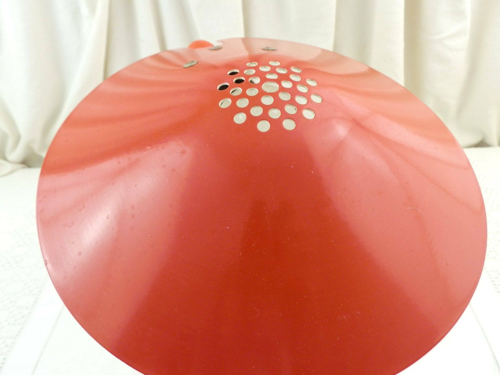 French Vintage 1980s Red Articulated Desk Tidy Lamp With Note Pad By Alumionor, Retro Office Lighting From France, Flea Market Light photo vinterior