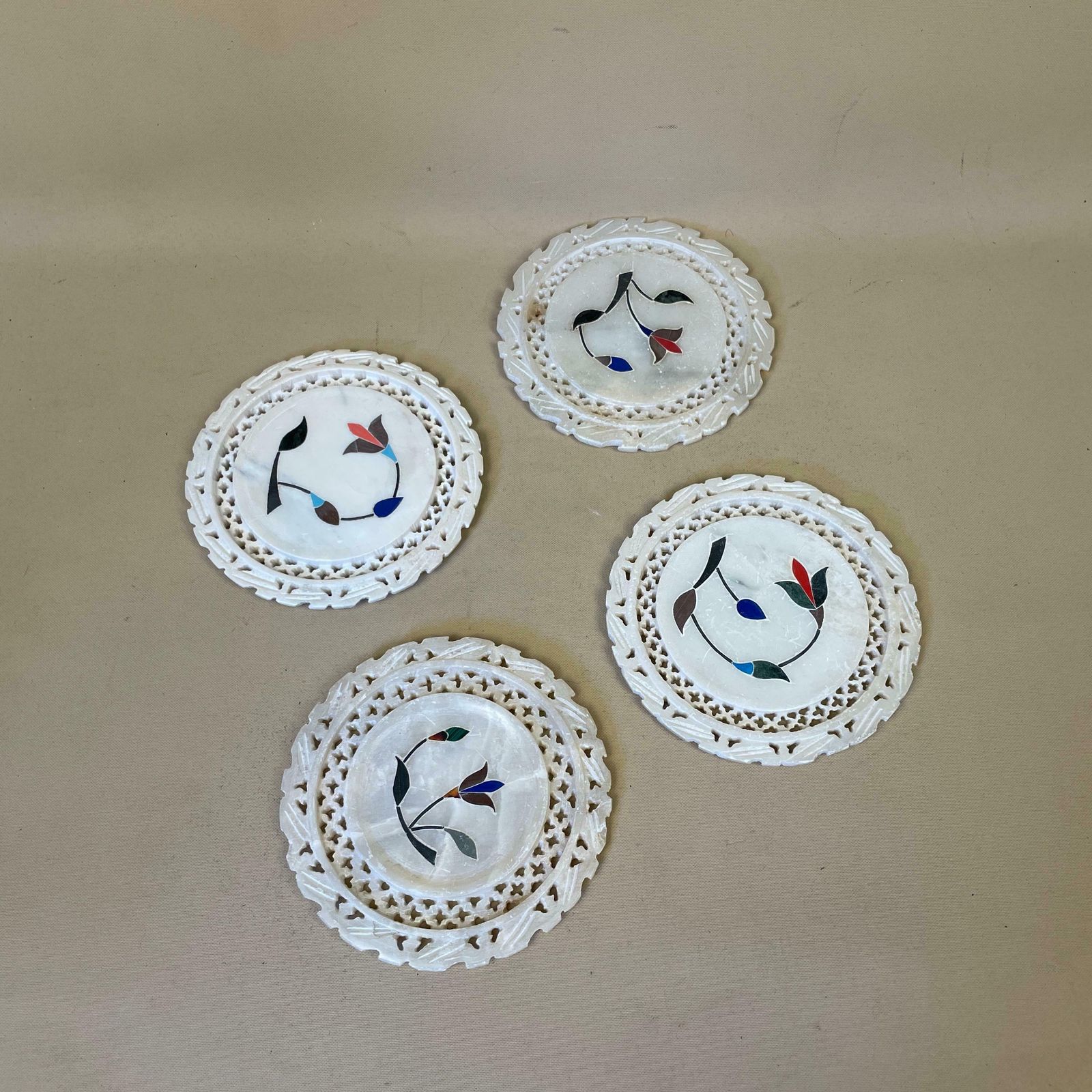 Set Of 4 Handmade Round Mother Of Pearl Coasters Mats Placemats Floral Inlay Pattern Mat Decor Decorative Pattern Circular Art Deco photo vinterior