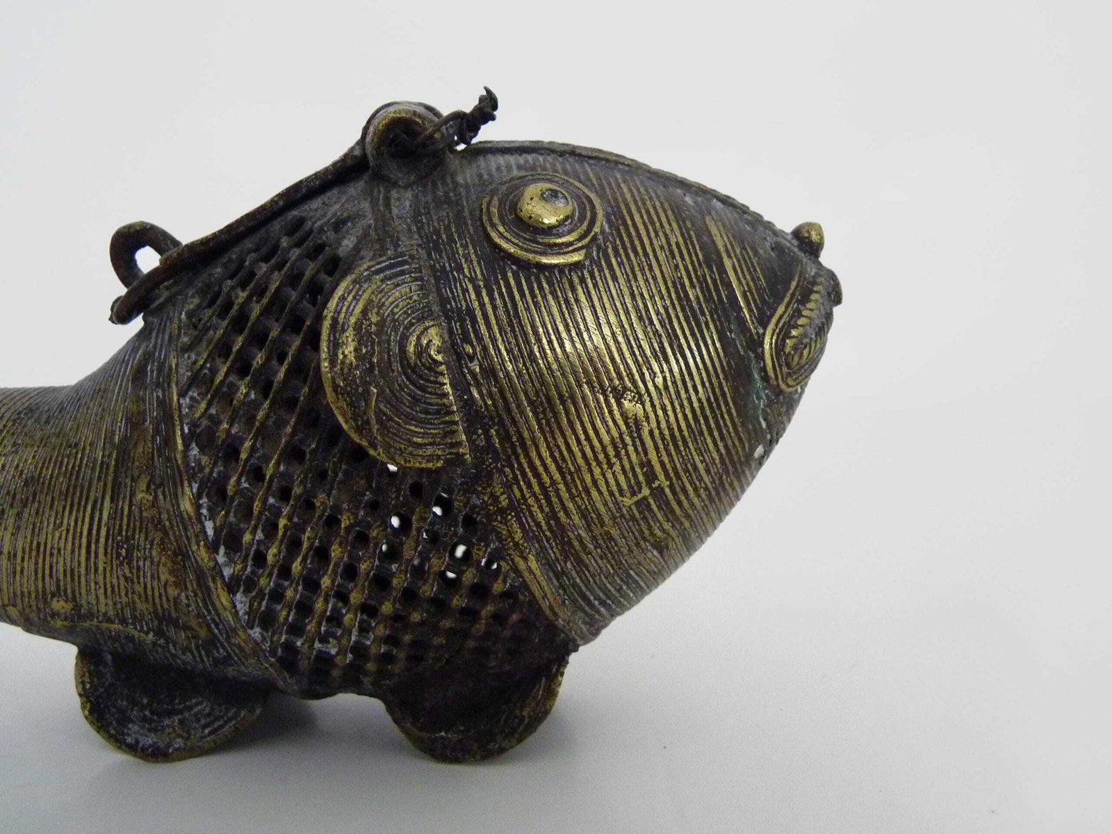 Wierookbrander, Dhokra messing viswierookbrander India. 19e eeuw photo Woonaccessoires