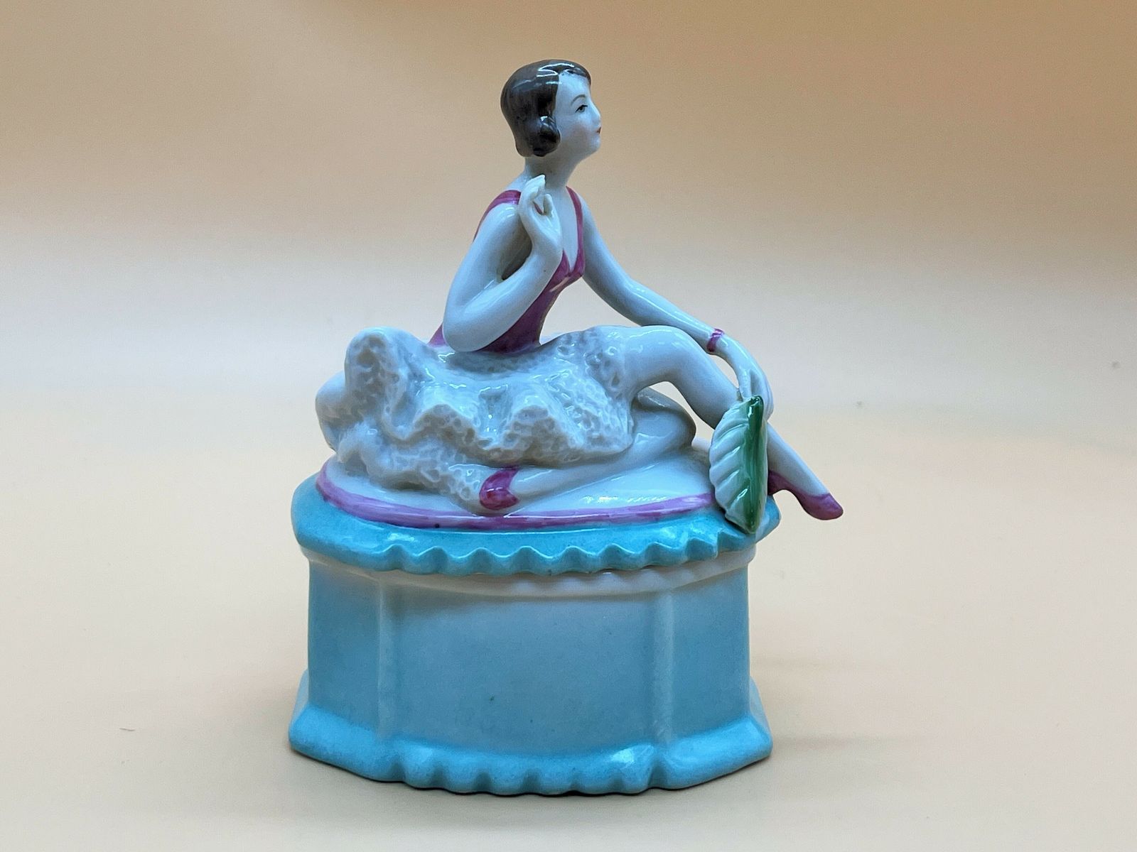 1930's Meissen Porcelain Art Deco Flapper Girl Powder Box. photo vinterior