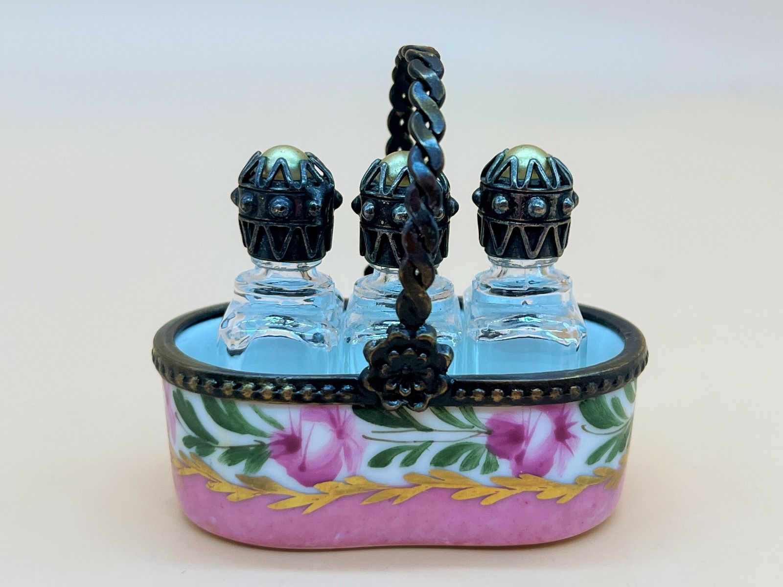 Peint Main Limoges Porcelain Floral Basket With 3 Internal Glass Perfume Bottles. photo vinterior