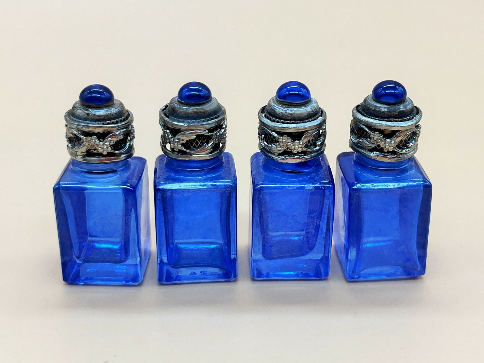 Peint Main Limoges Porcelain Cobalt Trinket Box With 4 Internal Glass Perfume Bottles. photo vintage
