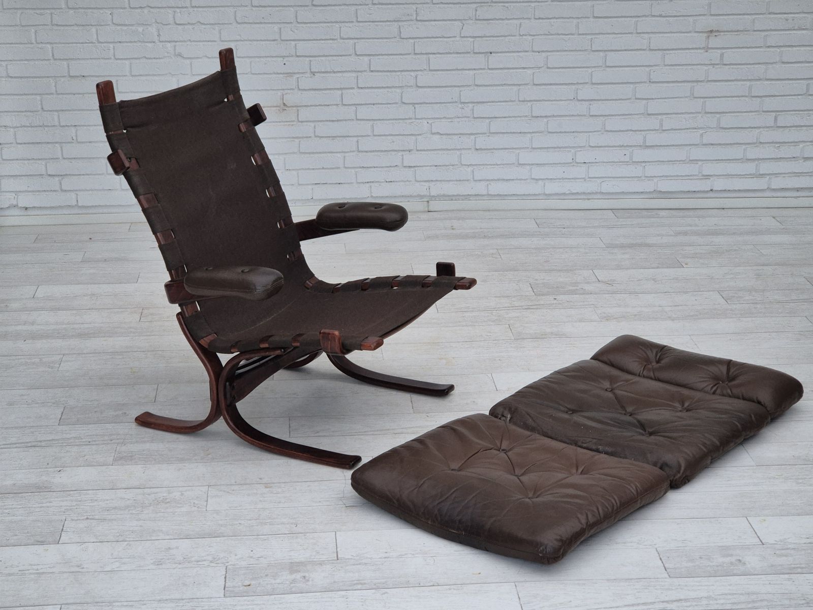 photo vinterior 1970s, Scandinavian Armchair, Original Condition, Furniture Leather, Bent Wood, Canvas.