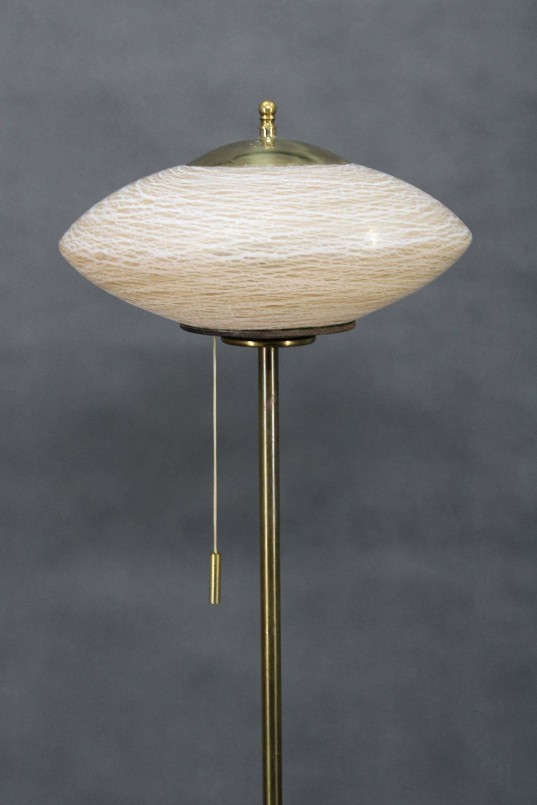 Gerestaureerde messing vloerlamp met glazen kap, ca. jaren 1940 photo for sale