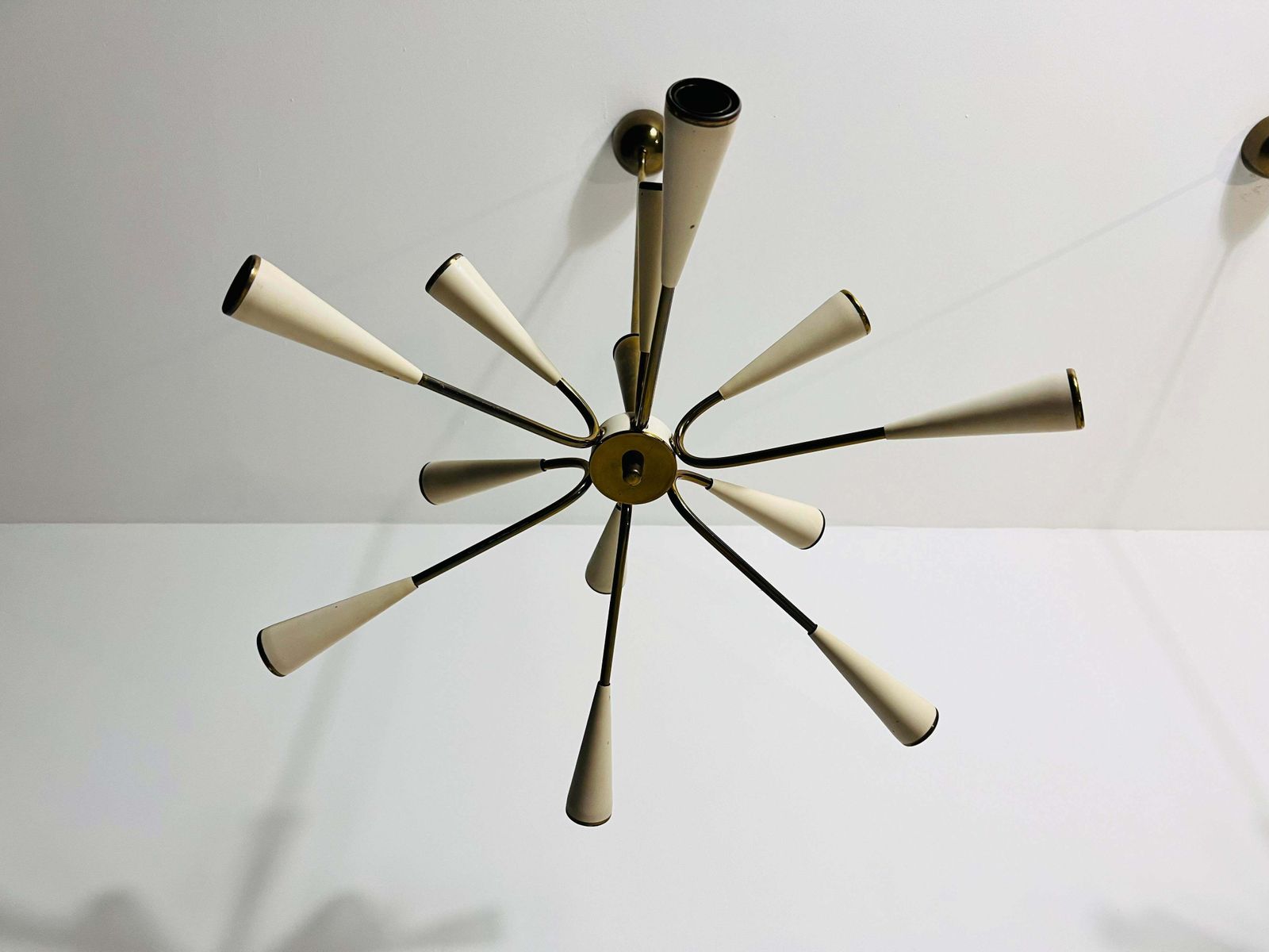 photo vintage 1 Of 2 Mid Century Brass 12 Arm Sputnik Chandelier, 1950s, Italy