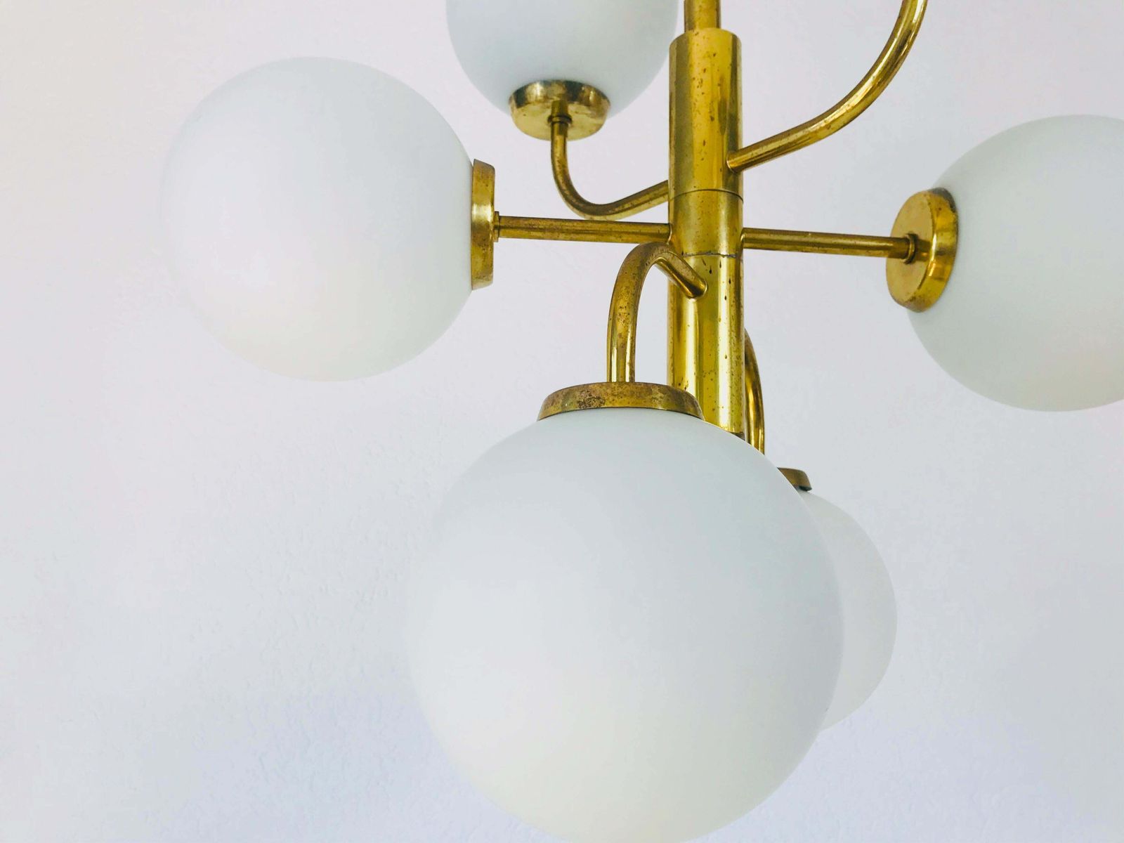 photo vinterior Exceptional Mid Century Modern Brass Kaiser 6 Arm Space Age Chandelier, 1960s