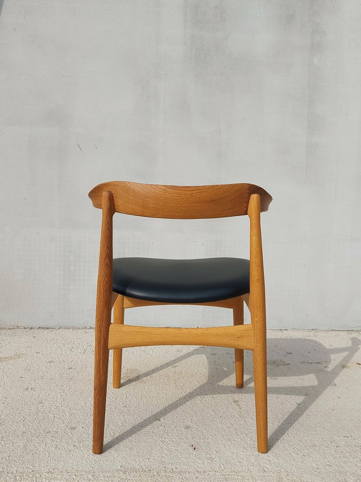 Cow Horn Chair / Cow Horn / Designer Chair / Danish Furniture Design / Danish / Solid Oak / Black Prescott Leather / Knud Færch / 1969's photo vinterior