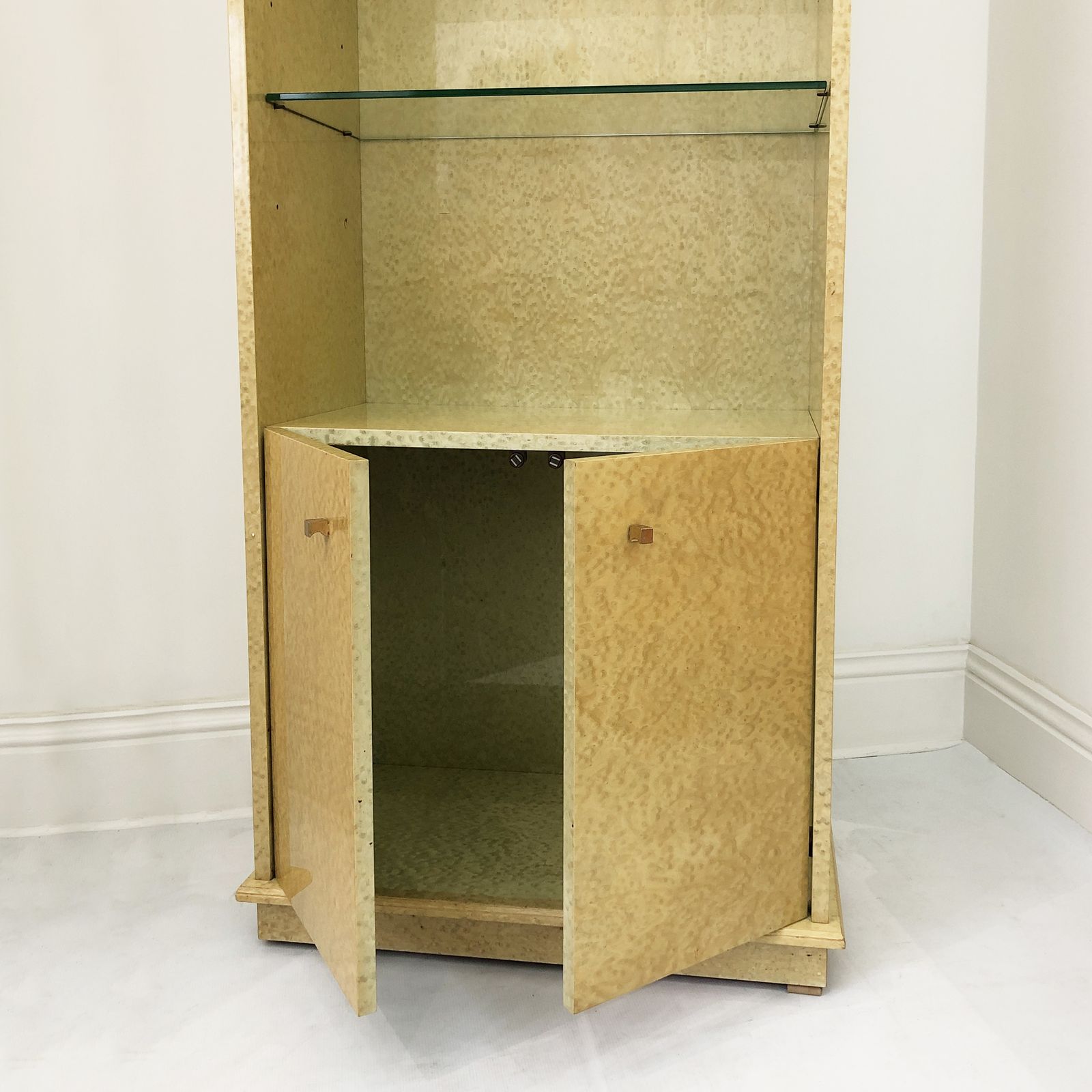 3550.0 Studio Smania Tall Lacquered Maple Burl Display Cabinet 1970s Glass Brass Memphis Milano Style 1980s Vintage photo