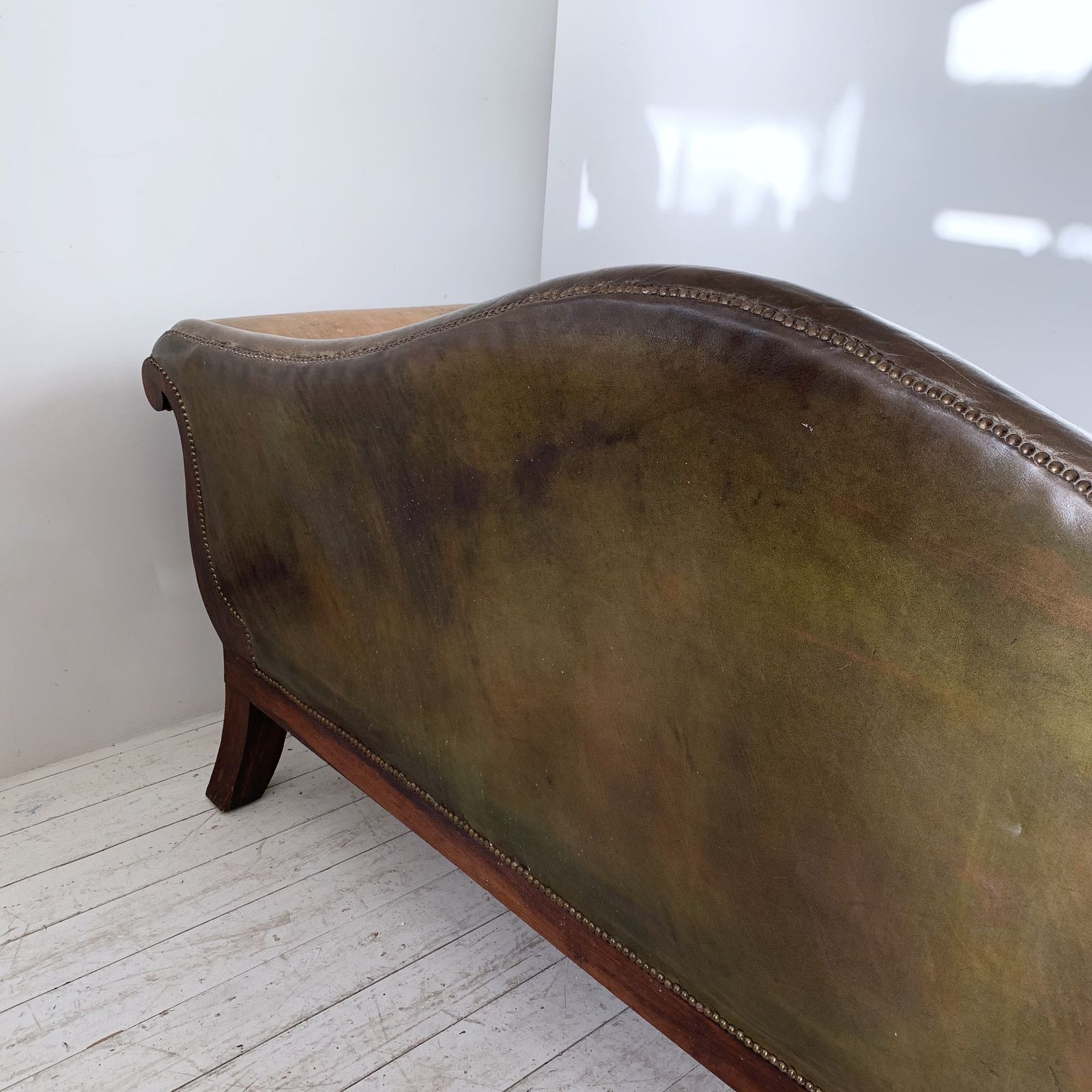photo furniture Early 19th Century Regency Brass Inlaid Rosewood Leather Couch