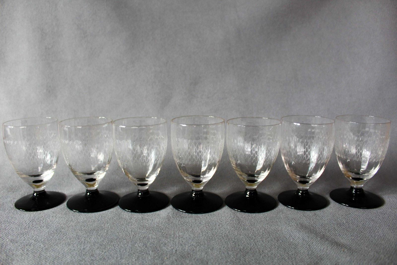 7 Art Deco Footed Liquor Glasses, Small Glasses, 100 Ml, Etched Glass, Black Glass Base, Wine Glasses, Bar Ware photo buy