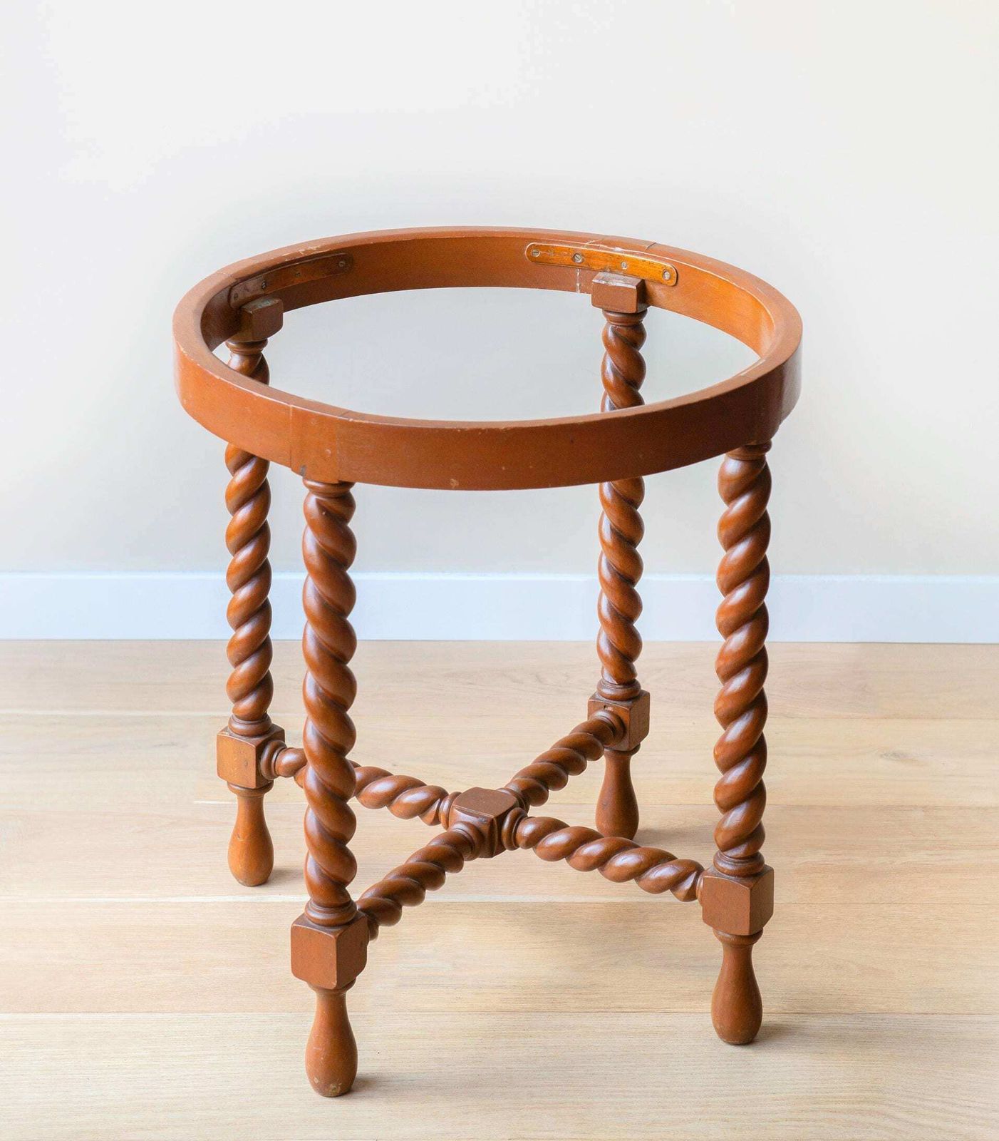 Antieke tafel met gedraaide poten en koperen tafelblad, grote salontafel, Barley Twist, gesneden houten bijzettafel, ronde art deco-tafel photo buy