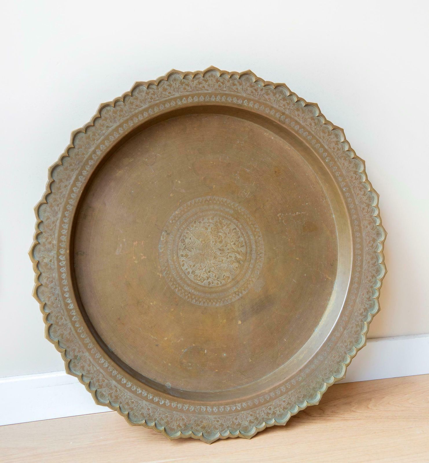 Antieke tafel met gedraaide poten en koperen tafelblad, grote salontafel, Barley Twist, gesneden houten bijzettafel, ronde art deco-tafel photo vintage