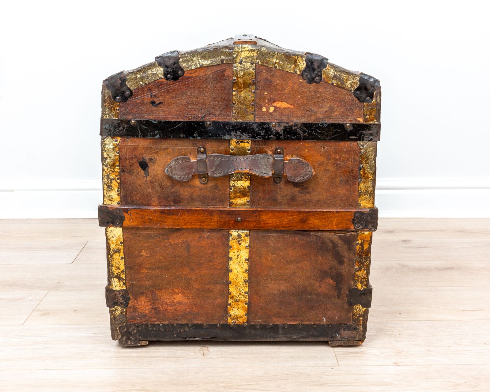 photo vintage Victorian Leather Steamer Trunk Antiqu.E Domed Travelling Blanket Chest Travel Branded