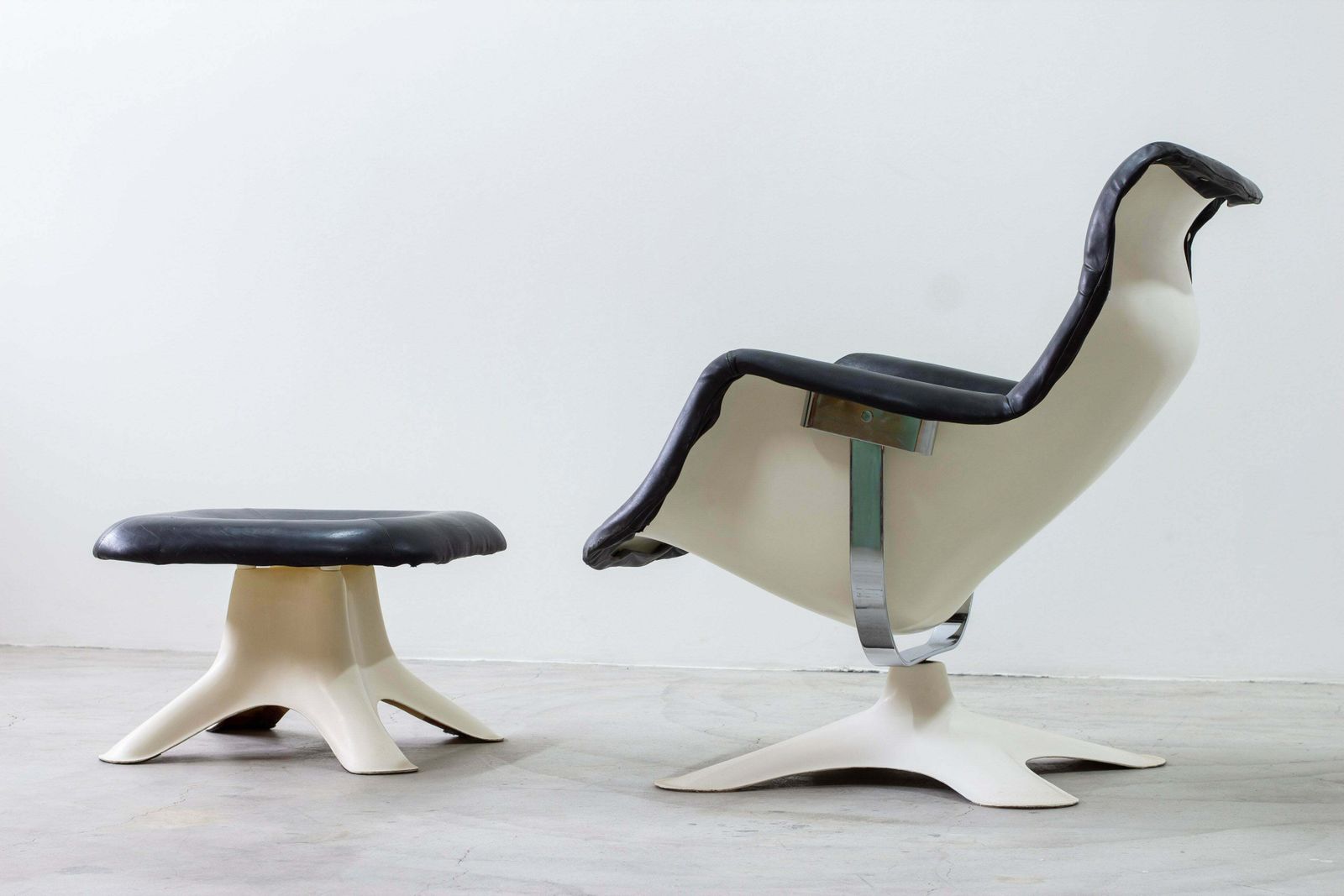 "Karuselli" Lounge Chair And Foot Stool By Yrjö Kukkapuro photo vinterior