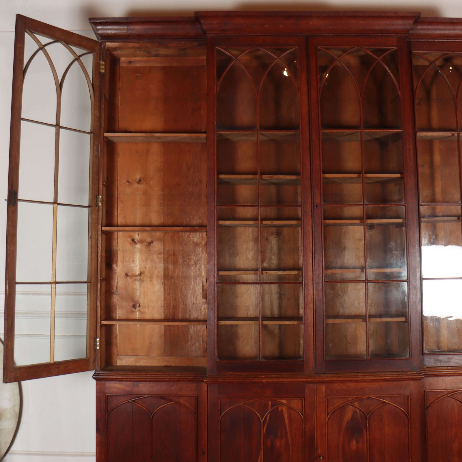 photo vinterior Early 19th Century English Country House Gothic Bookcase