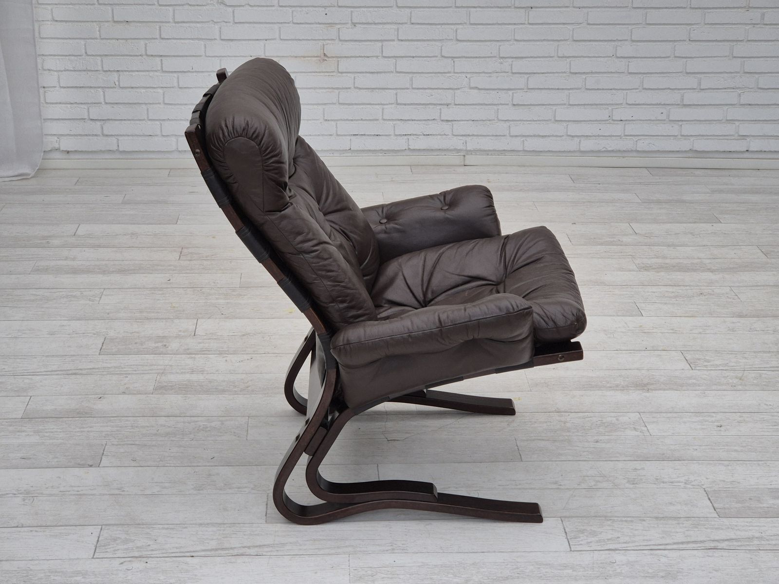 Ca. Jaren 1970, Scandinavisch Design, Loungestoel, Goede Staat, Leer, Gebogen Hout. photo vinterior