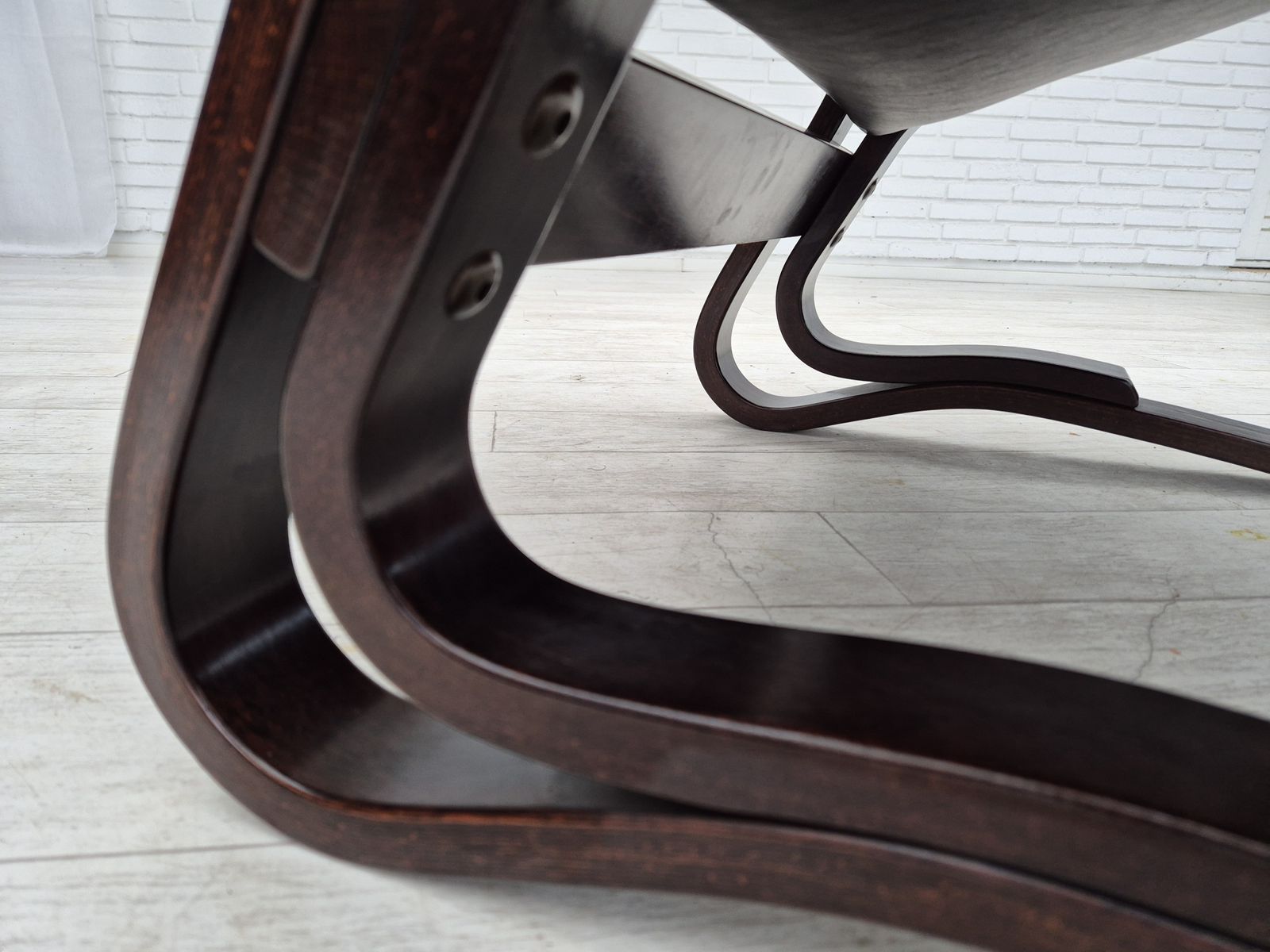 photo vintage Ca. Jaren 1970, Scandinavisch Design, Loungestoel, Goede Staat, Leer, Gebogen Hout.
