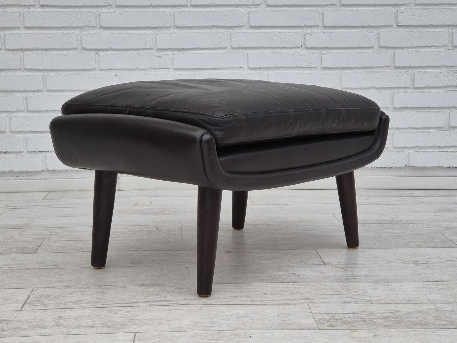photo buy Ca. Jaren 1960, Deens Design Van Aage Christiansen, Model "Diplomat", Fauteuil Met Voetenbank.