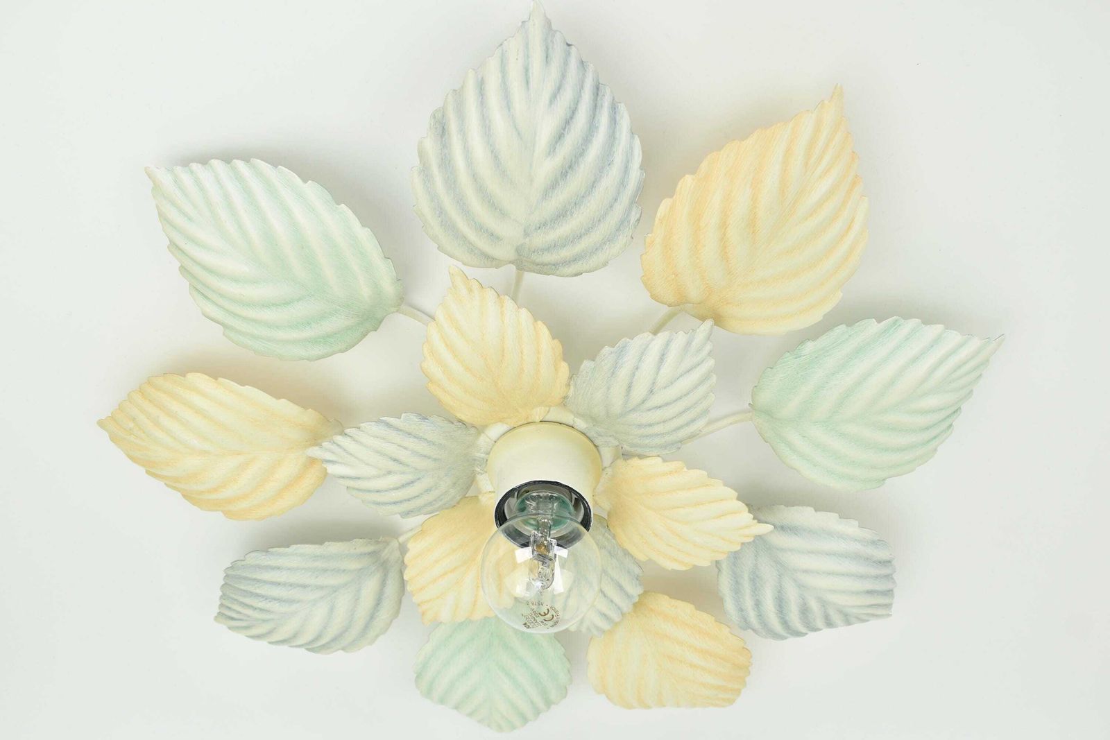 Vintage Pastelkleurige Plafondlamp Of Wandlamp Met Bladmotief | Groen, Perzik, Lichtblauw | Mid Century Hollywood Regency Plafonnière Toleware Retro Jaren 1980 photo for sale