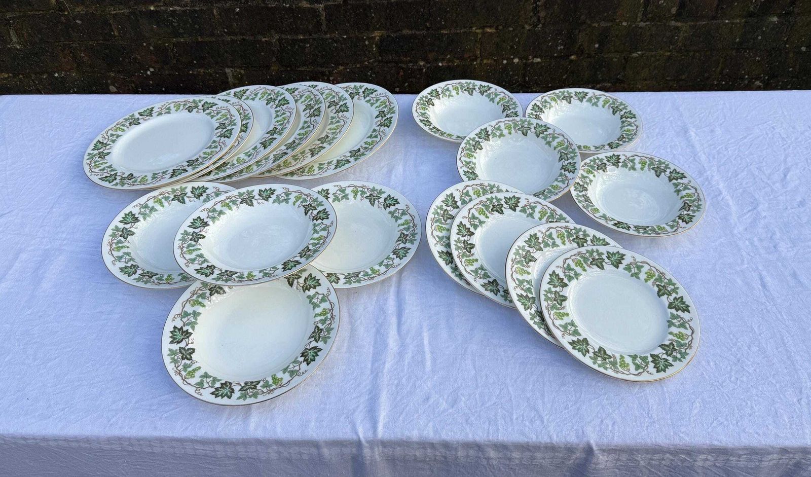Superb 1950s/60s Wedgwood Santa Clara Part Dinner Service   Green Ivy Pattern, 18 Piece Set Incl Dinner Side Plates, Dessert Soup Bowls