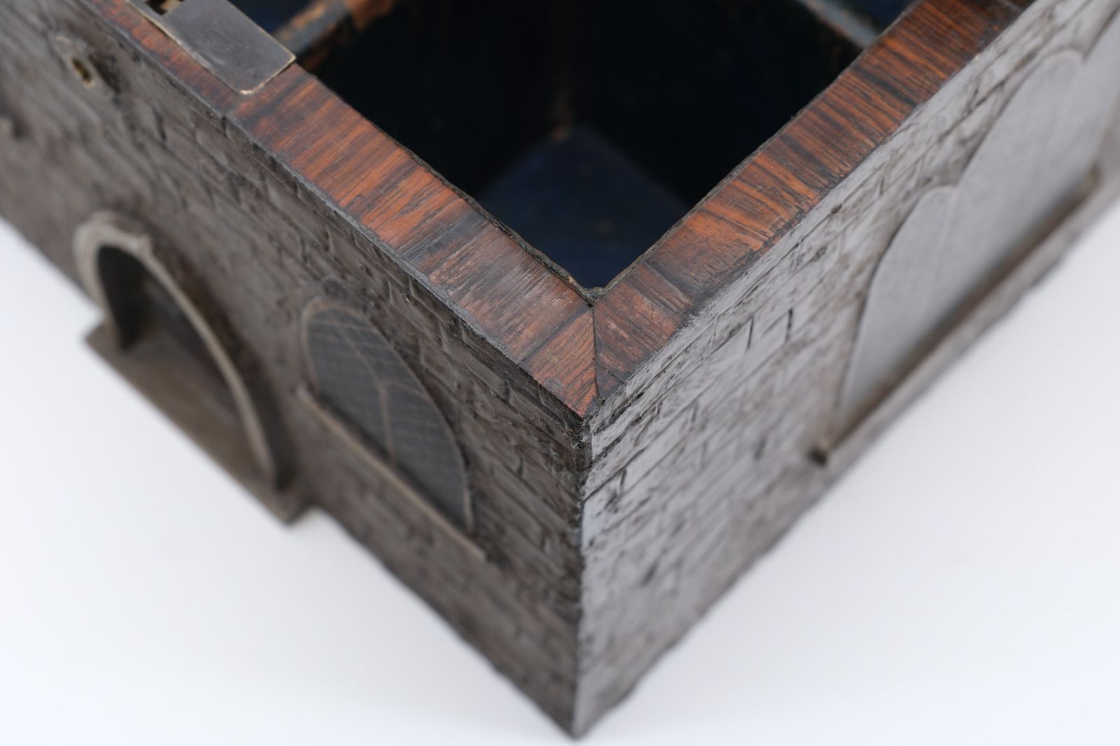 2850.0 Rare 19th Century Decanter Box Depicting A Medieval Castle photo