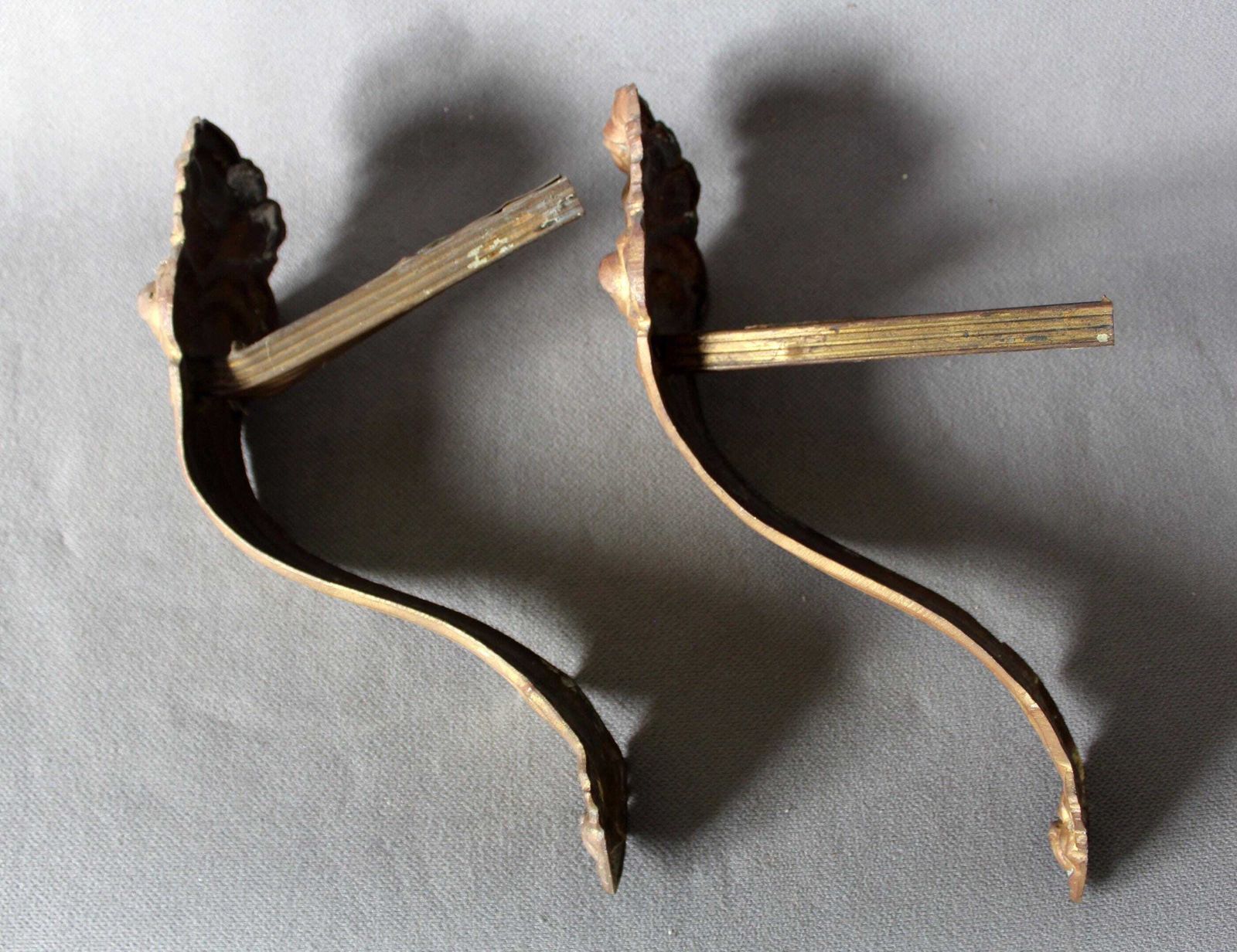 2 Antieke Bronzen Vergulde Gordijnhouders In Franse Empire/Regency Stijl – Gegoten, Met Bloemboeket Motief photo vinterior