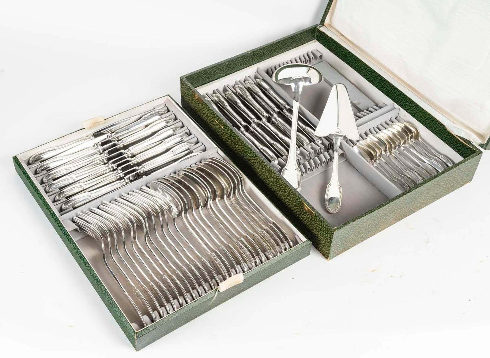 Ercuit Dinner Service, 20th Century. photo Home Decor