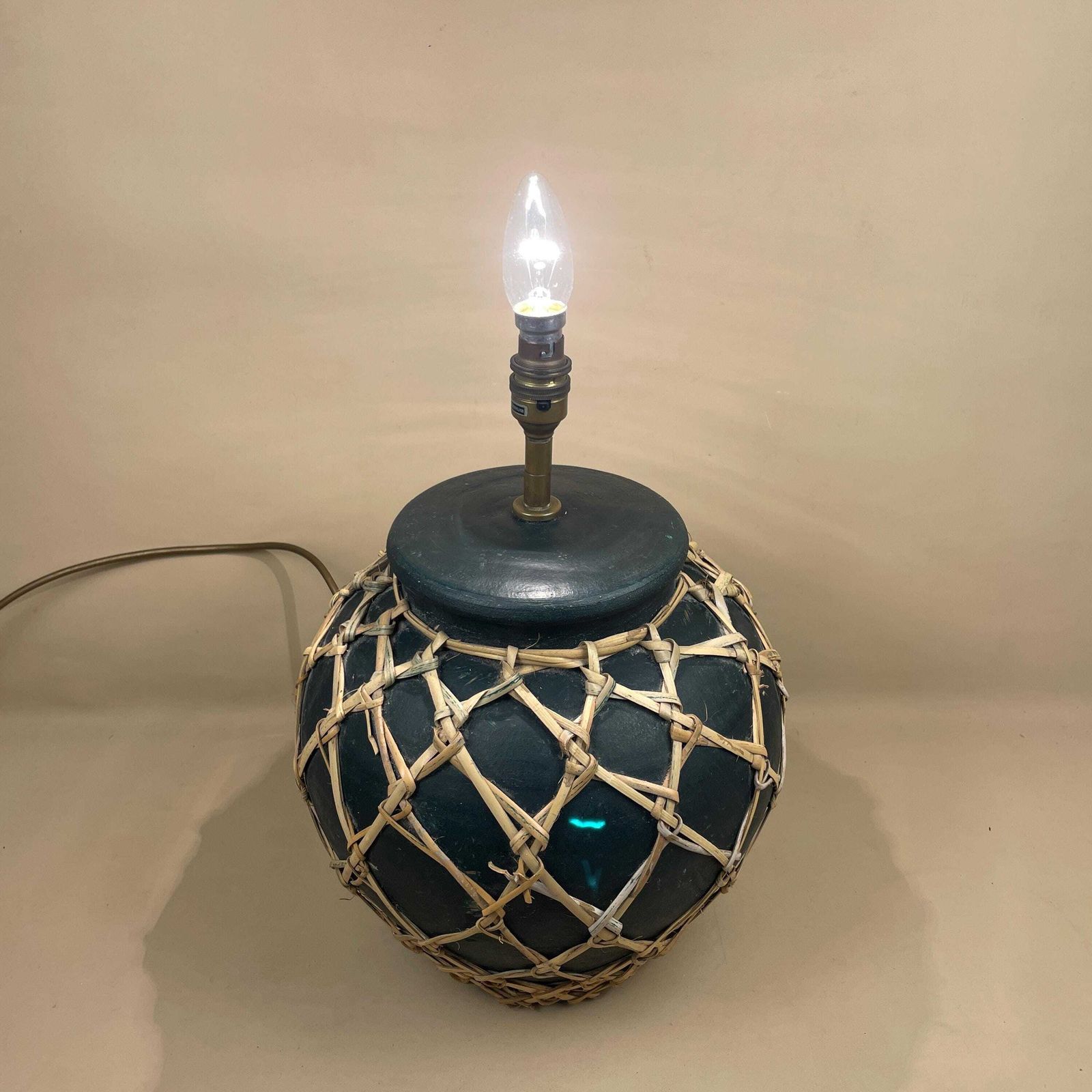 photo furniture Vintage Ceramic Lamp Light Bedside Table Woven Bamboo Painted Green Oriental Chinese Vase Cottage Antique Brass Top Antique Heavy