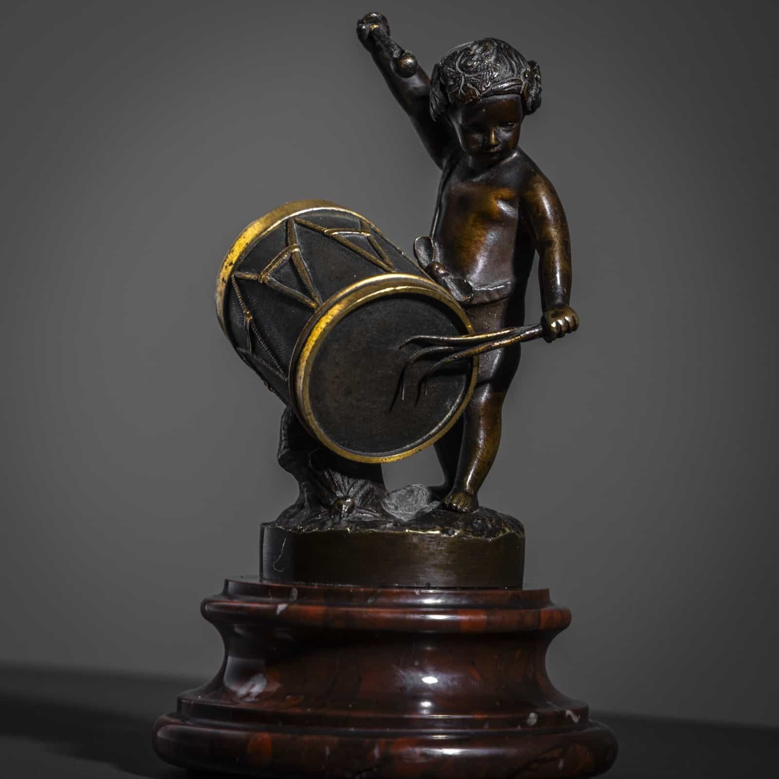 Klein Bronzen Beeldje Van Een Trommelend Kind, 19e Eeuw