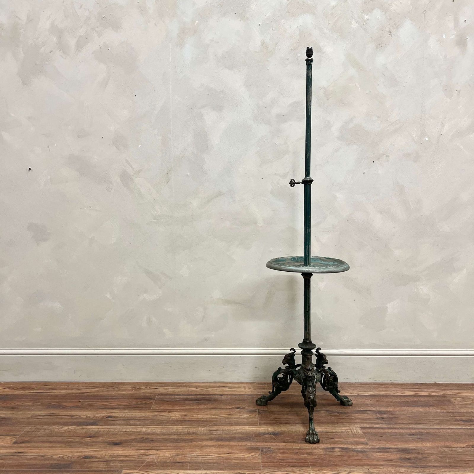 photo vinterior French 19th Century Green Lion Paw Floor Table Lamp