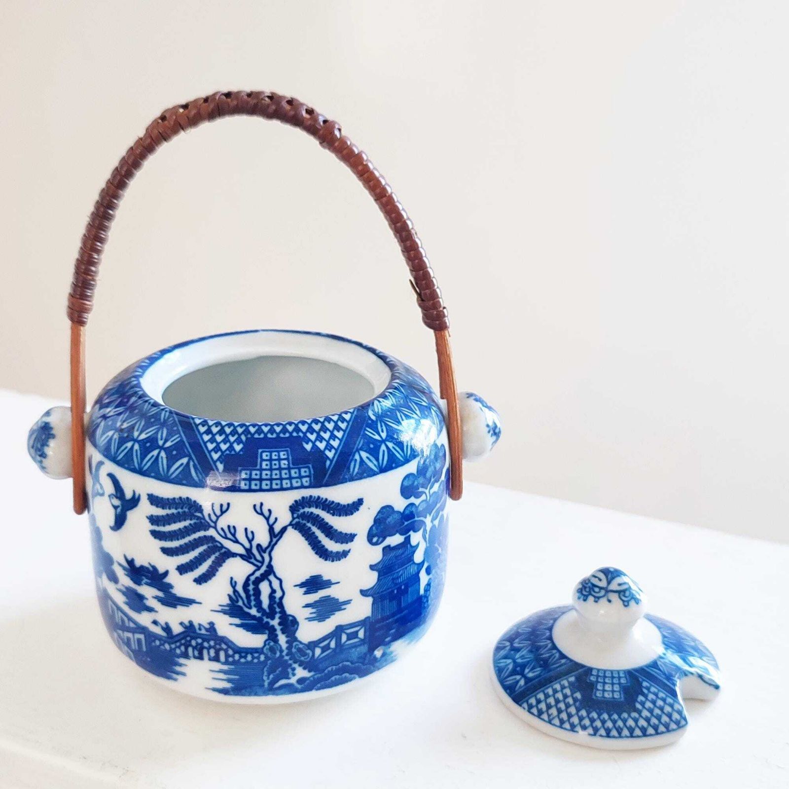 Antique Japanese Porcelain Lidded Sugar Pot W/ Cane Handle & 3 Tea Cups Blue Willow Design Attributed To Nippon, Japan Blue On White Décor photo 55.0