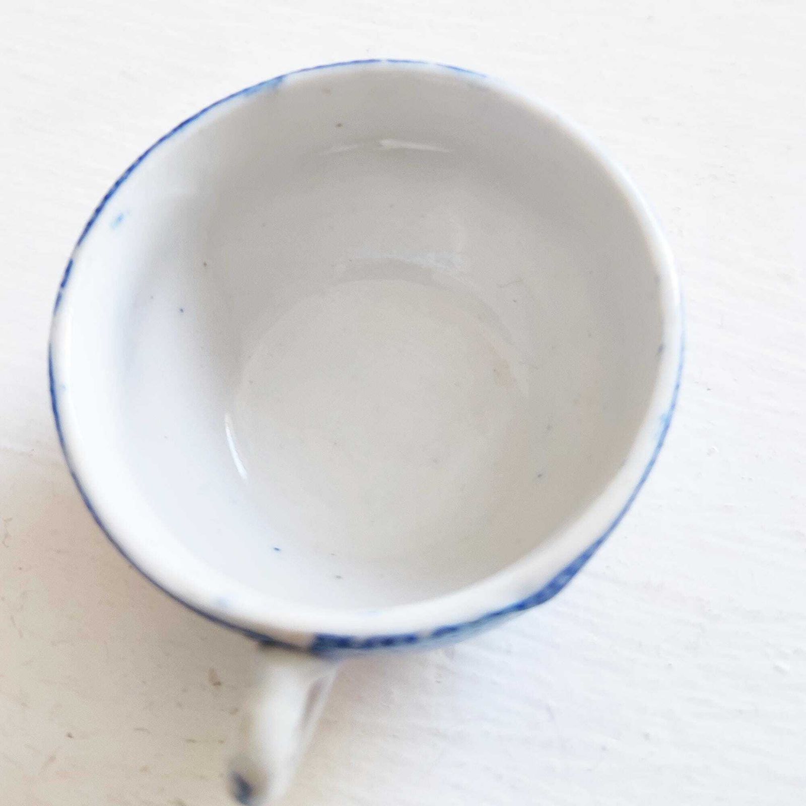 photo furniture Antique Japanese Porcelain Lidded Sugar Pot W/ Cane Handle & 3 Tea Cups Blue Willow Design Attributed To Nippon, Japan Blue On White Décor