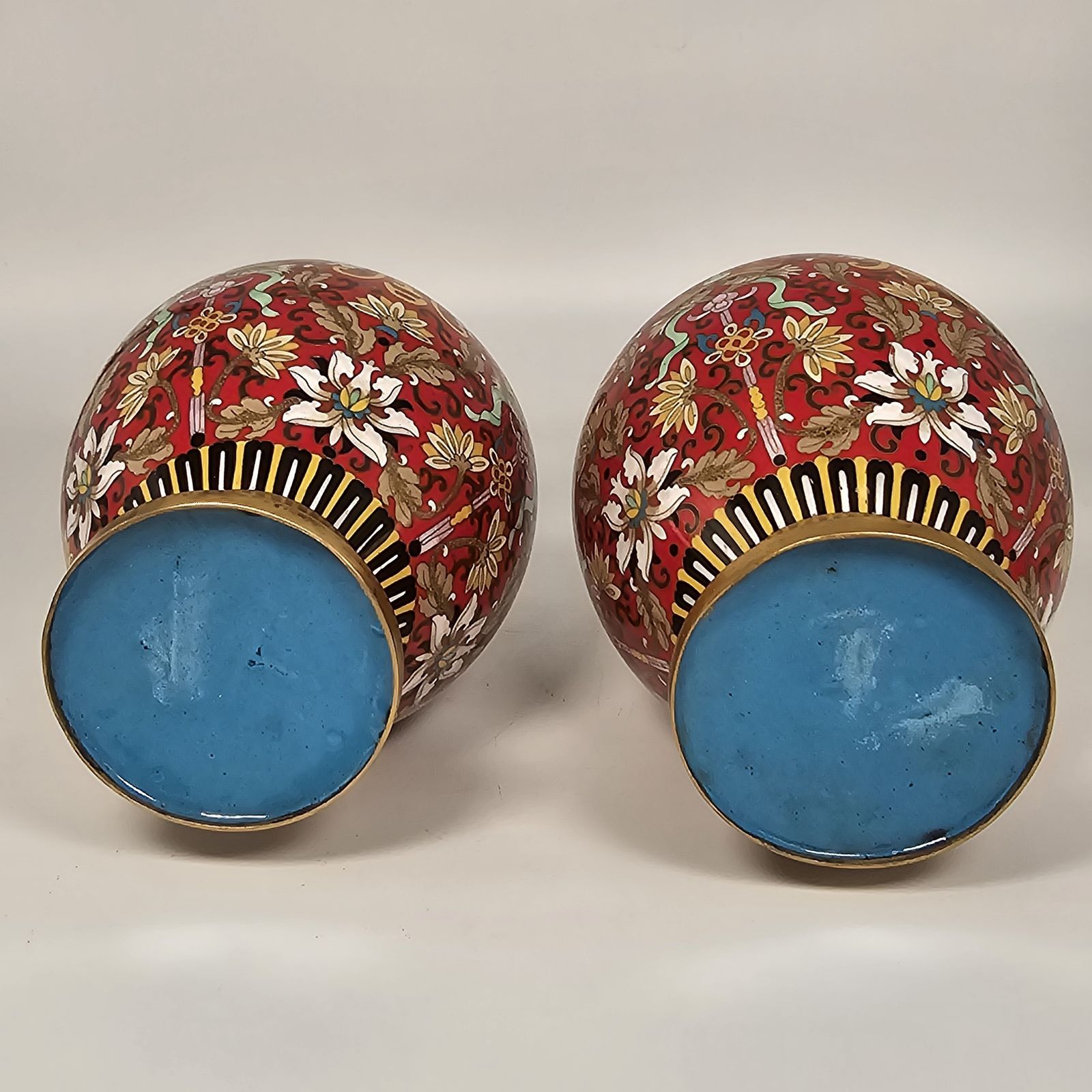 photo vinterior A Pair Of Chinese Vintage Cloisonné Vases  Circa 1930