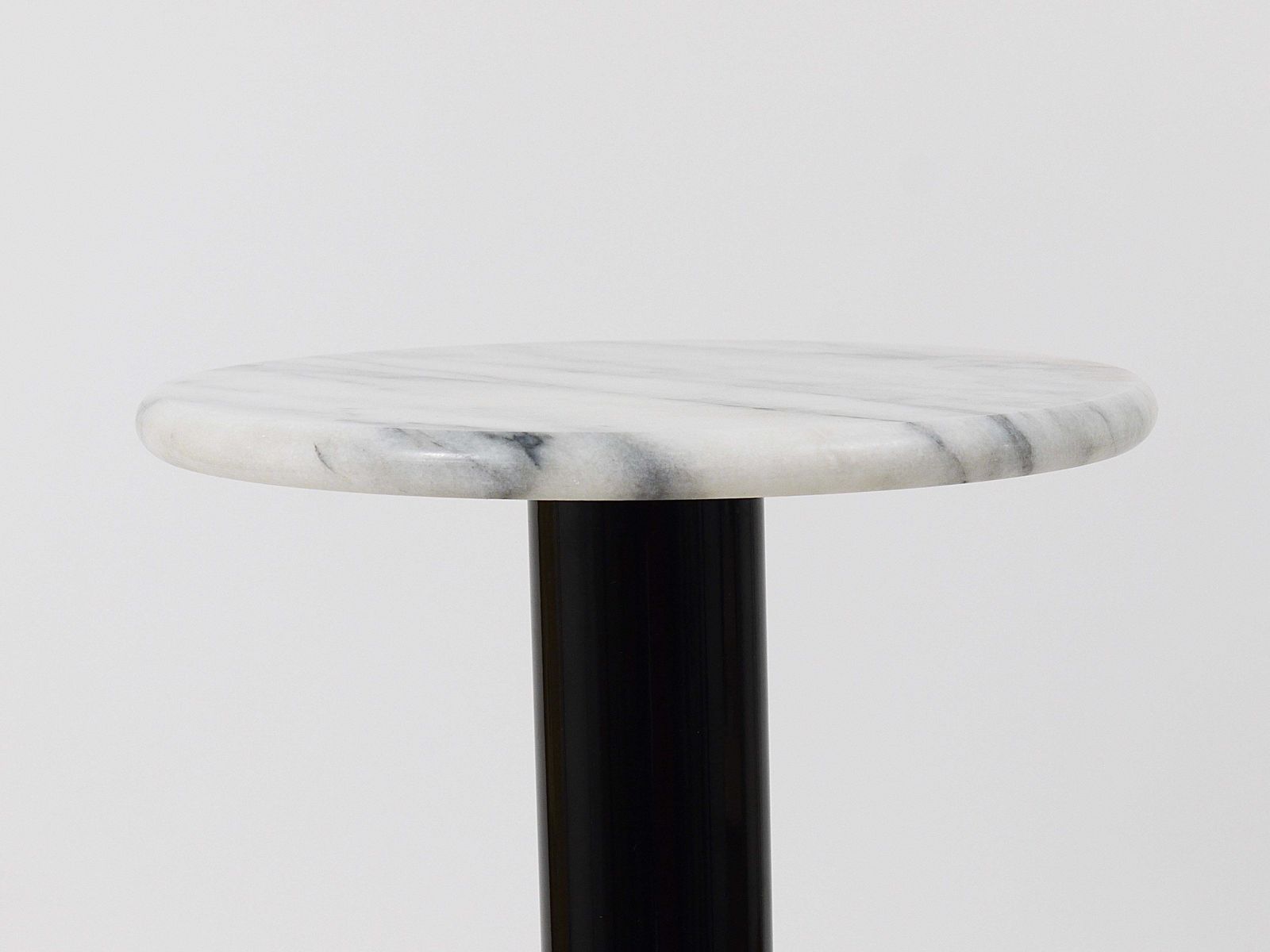 879.0 Postmodern White Carrara Marble Flower Stand Pedestal Table, Italy, 1980s photo