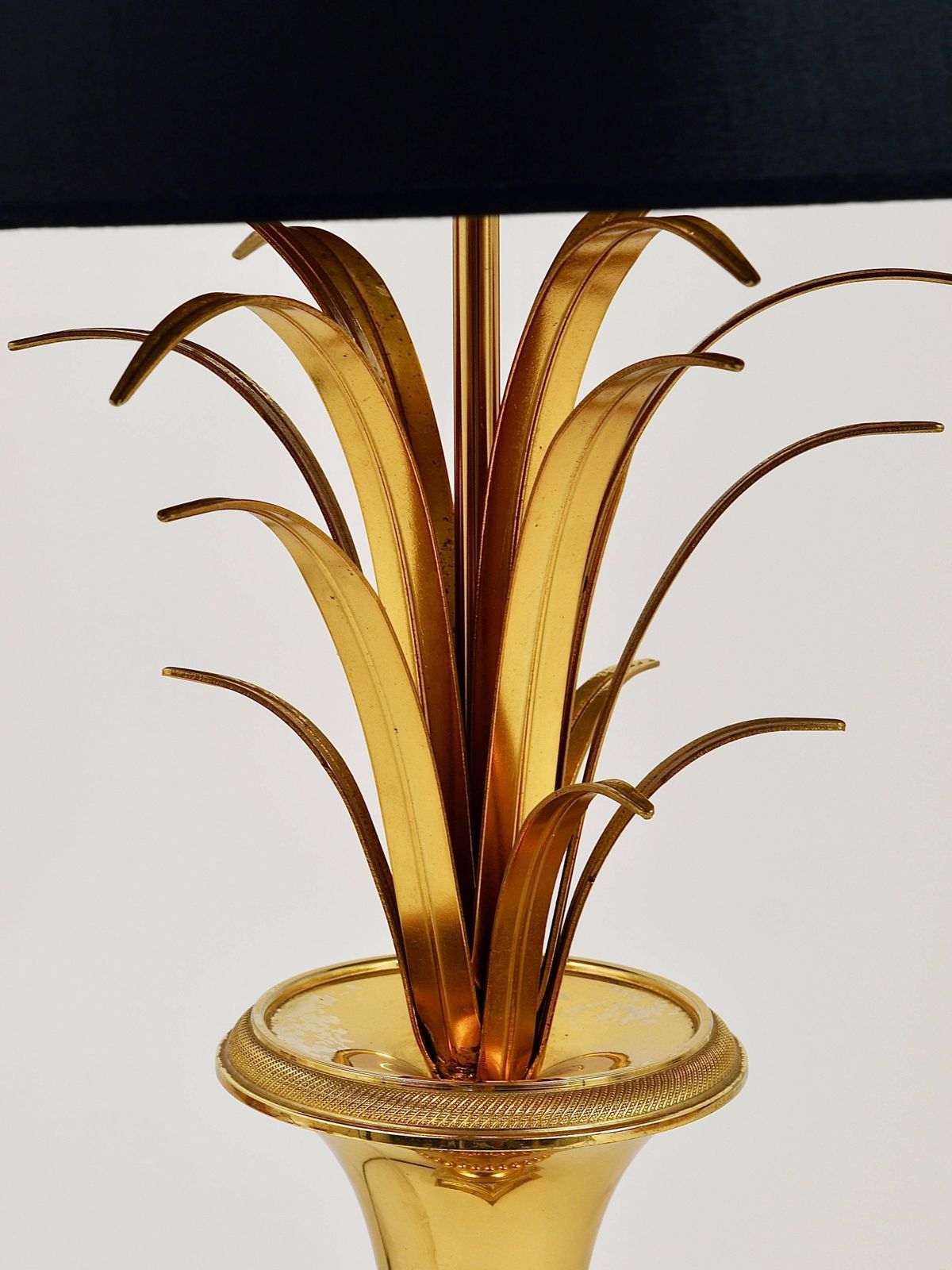 Hollywood Regency Pineapple Leaf Gilt Brass And Glass Table Lamp, France, 1970s photo 1290.0