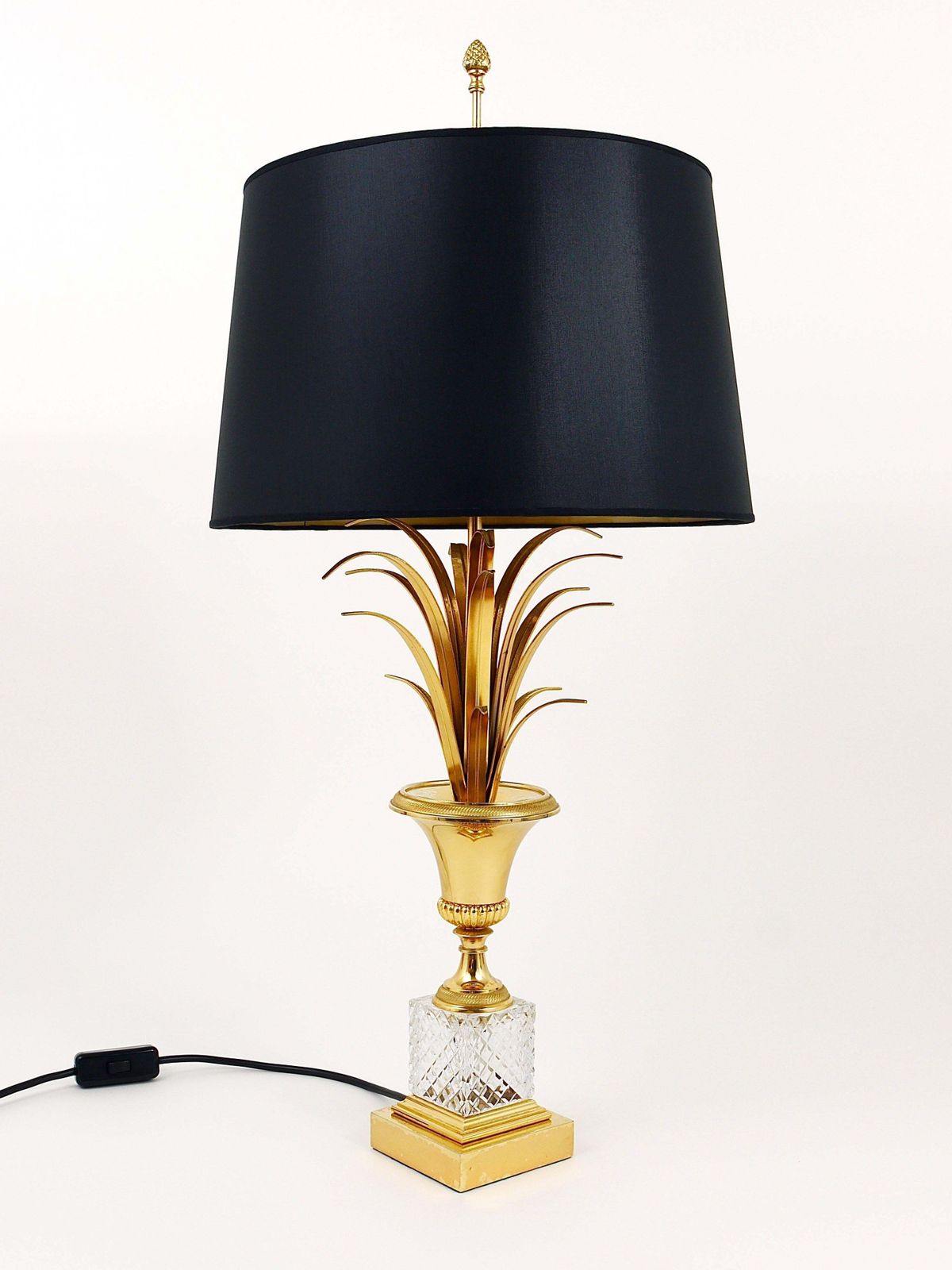 Hollywood Regency Pineapple Leaf Gilt Brass And Glass Table Lamp, France, 1970s photo vintage