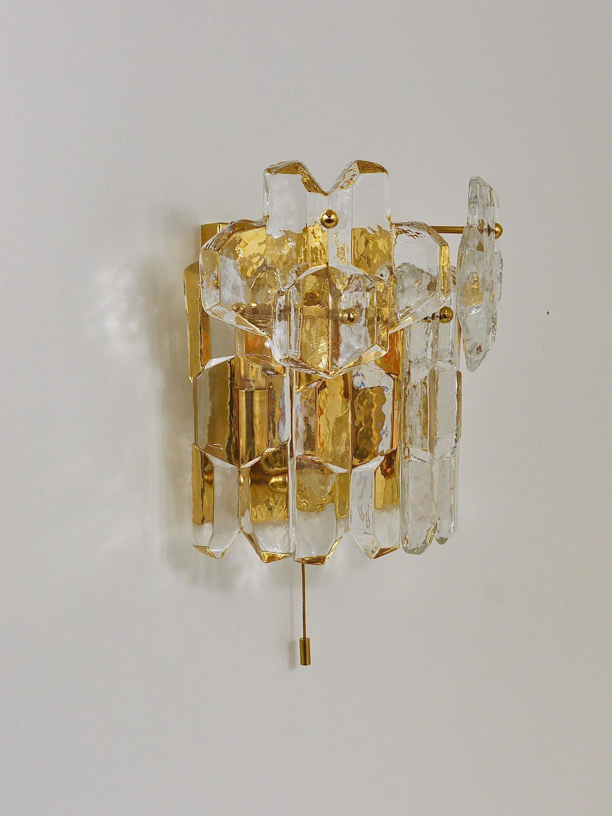 photo vintage J. T. Kalmar Large Palazzo Midcentury Gilt Brass 6 Crystal Icicle Glass Scone