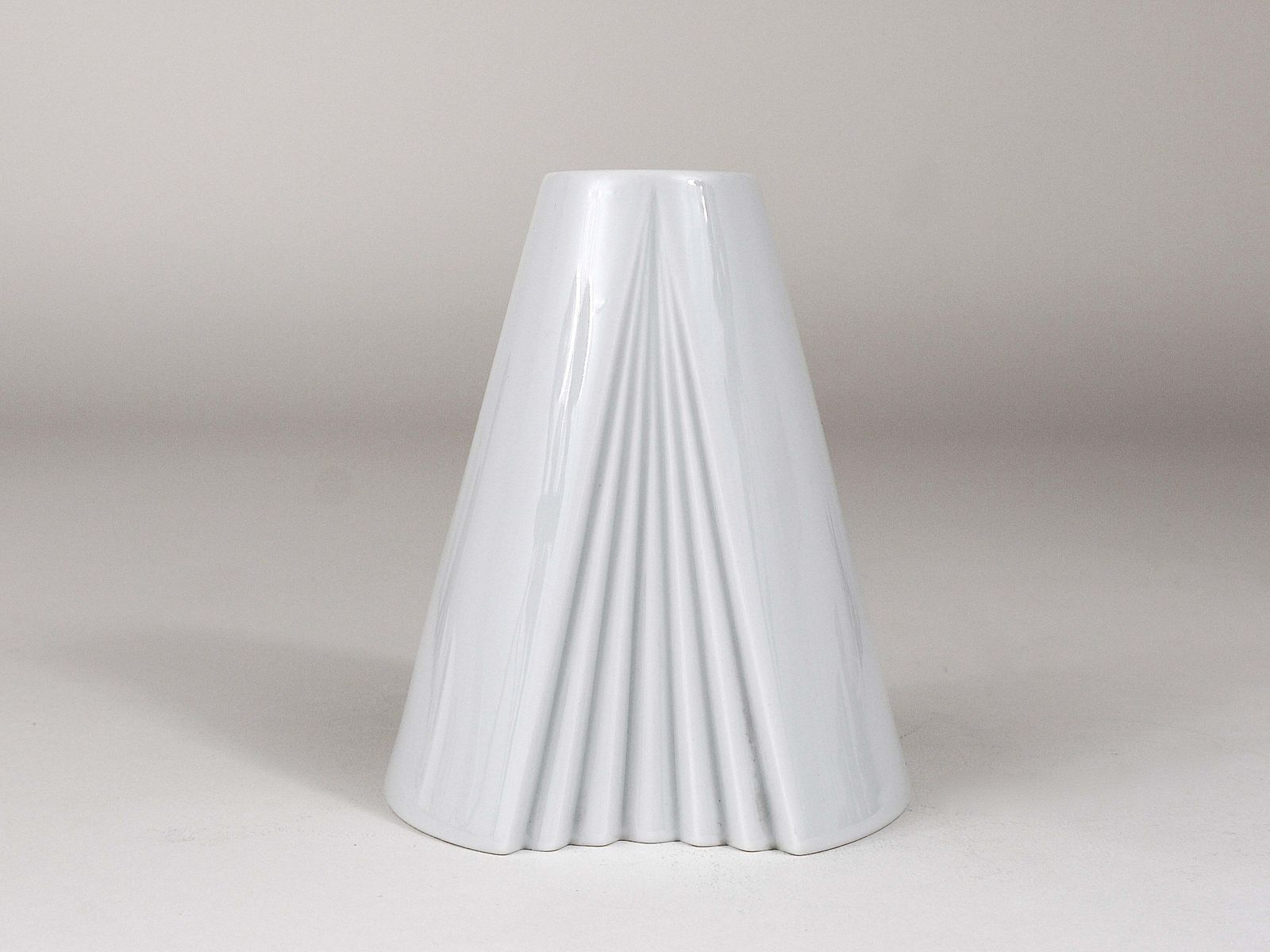 Ambrogio Pozzi Rosenthal White Geometric Op Art Porcelain Vase, Germany, 1980s photo vinterior