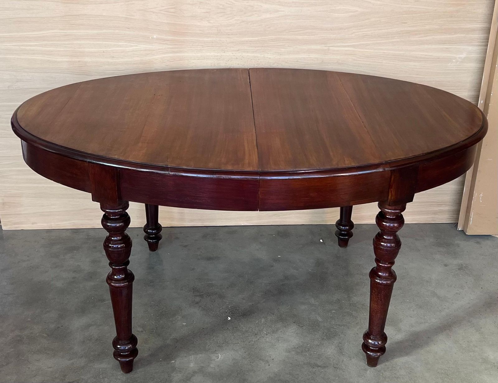 Table à manger ovale espagnole d'époque, quatre pieds photo for sale