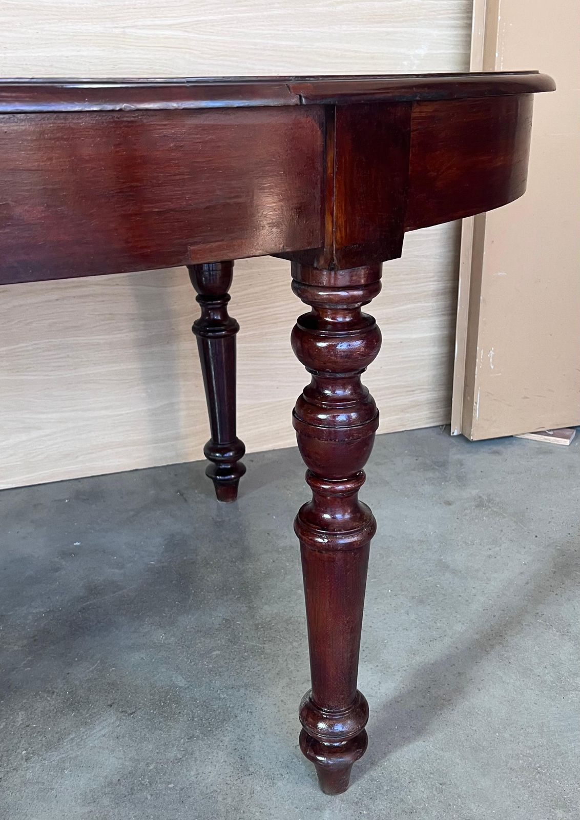 photo furniture Table à manger ovale espagnole d'époque, quatre pieds