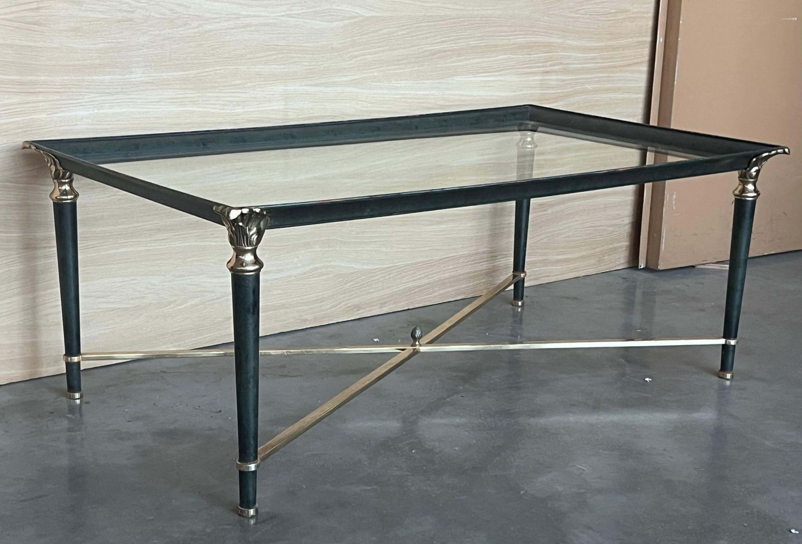 Table basse rectangulaire mid-century, en fer vert avec détails en bronze et laiton photo vinterior