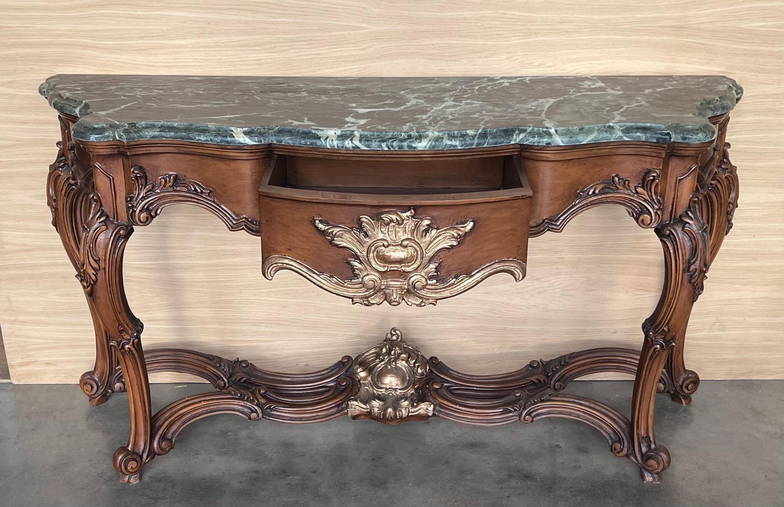 Grande console de style Régence française en noyer sculpté, détails dorés et tiroir photo Mobilier