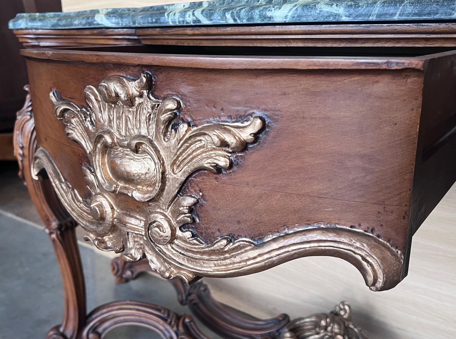 photo furniture Grande console de style Régence française en noyer sculpté, détails dorés et tiroir