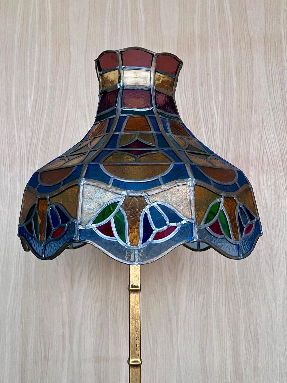 Lampadaire en laiton et fer, années 1920, abat-jour vintage de style Tiffany à motif tourbillon photo 1553.0