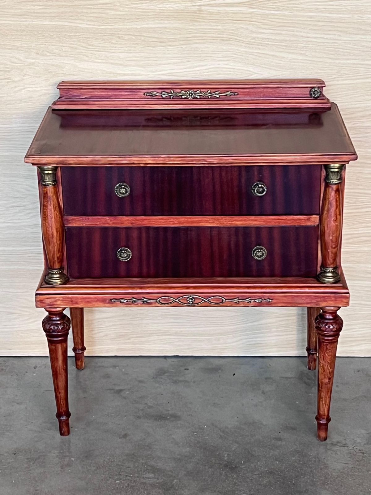 Paire de tables de chevet françaises du XXe siècle, deux tiroirs, en bois rouge framboise photo Mobilier