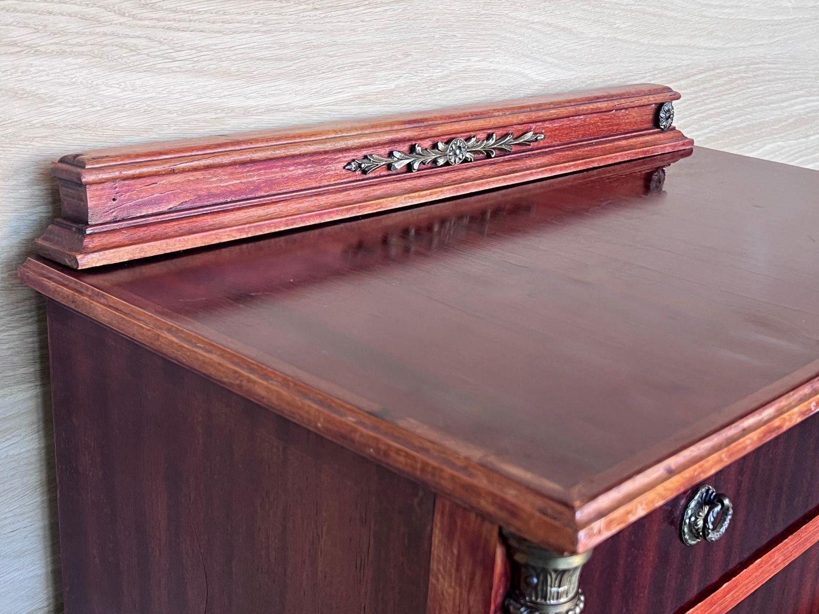 Paire de tables de chevet françaises du XXe siècle, deux tiroirs, en bois rouge framboise photo vintage