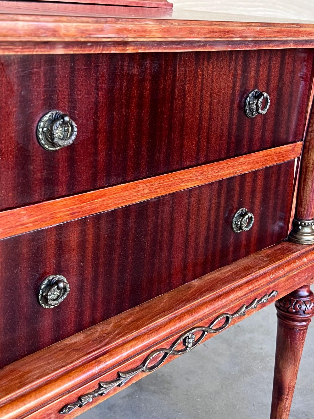 photo furniture Paire de tables de chevet françaises du XXe siècle, deux tiroirs, en bois rouge framboise